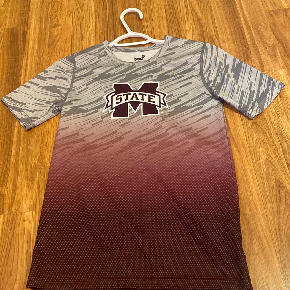 Mississippi State t-shirt STATE bulldogs on back! M-M-M 10/12